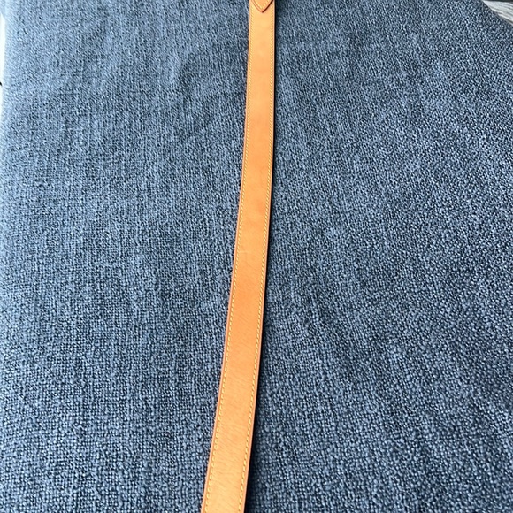 Louis Vuitton
Monogram Denim Baggy with additional crossbody strap. - Picture 10 of 17